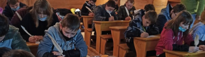 Uczniowie naszej szkoły na warsztatach kaligrafii w Wierzchosławicach