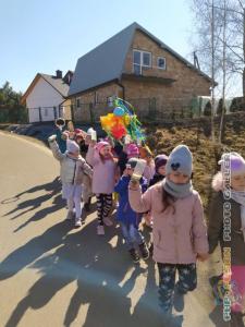 Powitanie wiosny przez przedszkolaków